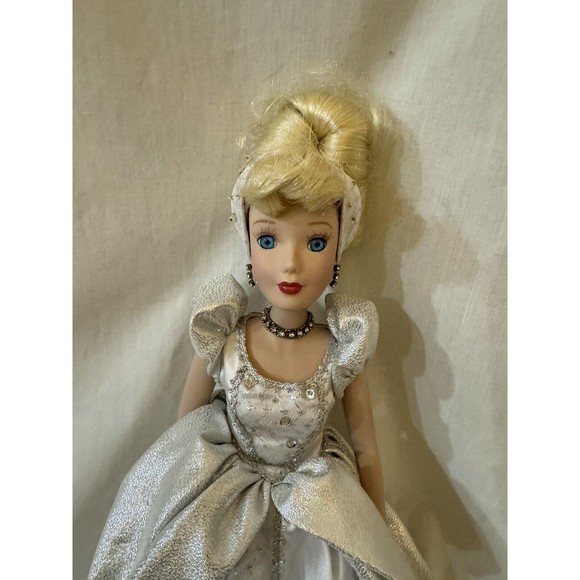 Disney Princess Cinderella Porcelain Keepsake Doll Holiday Jewels Brass Key - Picture 4 of 7